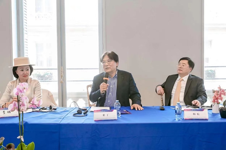 法中交流促進(jìn)會(huì)會(huì)長、作家、翻譯家、法國最高榮譽(yù)騎士勛章獲得者亞丁發(fā)言（圖片：中國傳媒大學(xué)