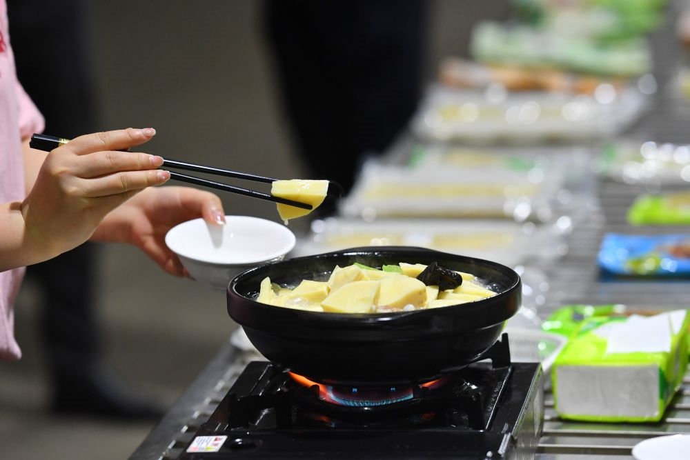 2024年5月9日，福建省三明市極野食品有限公司工作人員在試吃竹筍食品。新華社記者 姜克紅 攝