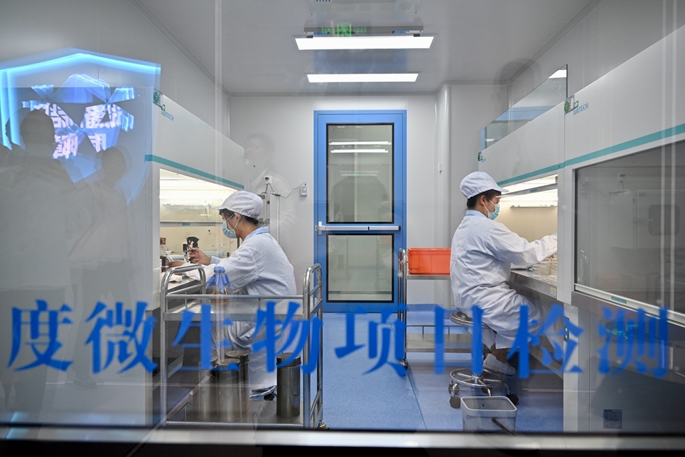 2024年5月8日，福建長富乳品有限公司工作人員在對乳品進行微生物項目檢測。新華社記者 姜克紅 攝
