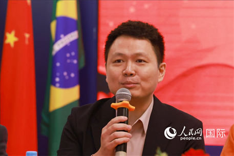 中國駐里約熱內(nèi)盧總領館副總領事王尉育在座談會上致辭。人民網(wǎng)記者 陳海琪攝