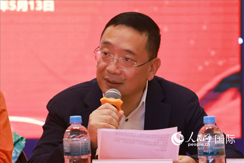 巴西文協(xié)主席上官建峰在座談會上致辭。人民網(wǎng)記者 陳海琪攝
