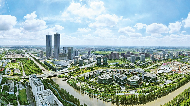 建立全國第一個國際貿易“單一窗口”，開設全國第一批自由貿易賬戶，設立全國第一家外商獨資醫(yī)院、第一家外商獨資公募基金公司、第一家外商獨資汽車制造企業(yè)……中國（上海）自由貿易試驗區(qū)掛牌以來，誕生了若干個“全國第一”，在制造業(yè)、金融業(yè)等數十個開放領域，實現(xiàn)一批全國首創(chuàng)項目落地。圖為上海自貿區(qū)張江片區(qū)（2023年9月10日攝，無人機照片）。 新華社記者 方喆/攝