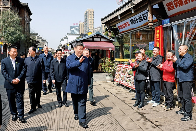 2024年3月18日至21日，中共中央總書記、國(guó)家主席、中央軍委主席習(xí)近平在湖南考察。這是19日上午，習(xí)近平在常德河街考察時(shí)，同店主和游客親切交流。 新華社記者 王曄/攝