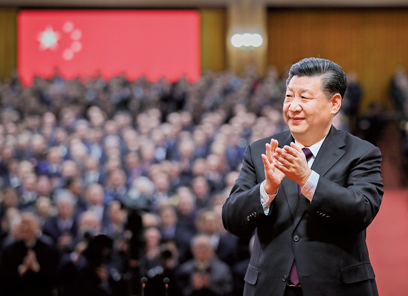 2018年12月18日，慶祝改革開放40周年大會(huì)在北京人民大會(huì)堂隆重舉行。中共中央總書記、國(guó)家主席、中央軍委主席習(xí)近平在大會(huì)上發(fā)表重要講話。這是習(xí)近平鼓掌向受表彰人員表示祝賀。 新華社記者 謝環(huán)馳/攝