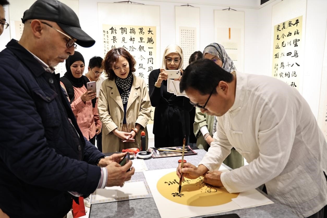 中摩書法老師在共同創(chuàng)作。拉巴特中國文化中心供圖