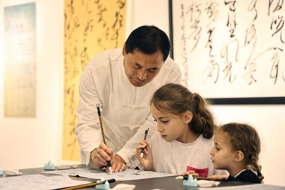 中國書法老師帶領現(xiàn)場觀眾體驗書法。拉巴特中國文化中心供圖
