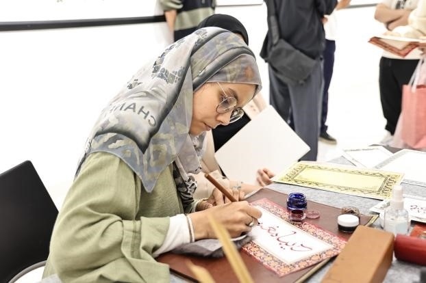 摩洛哥書法老師正在創(chuàng)作。拉巴特中國文化中心供圖