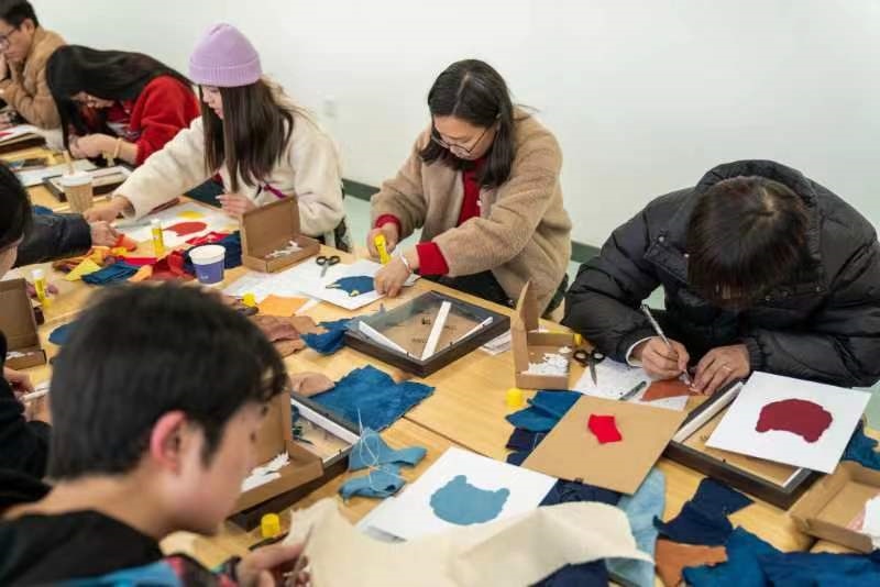2024年2月，群眾在貴州省民族博物館老師帶領(lǐng)下開(kāi)展拼布、拓印等非遺手工體驗(yàn)活動(dòng)。受訪者供圖