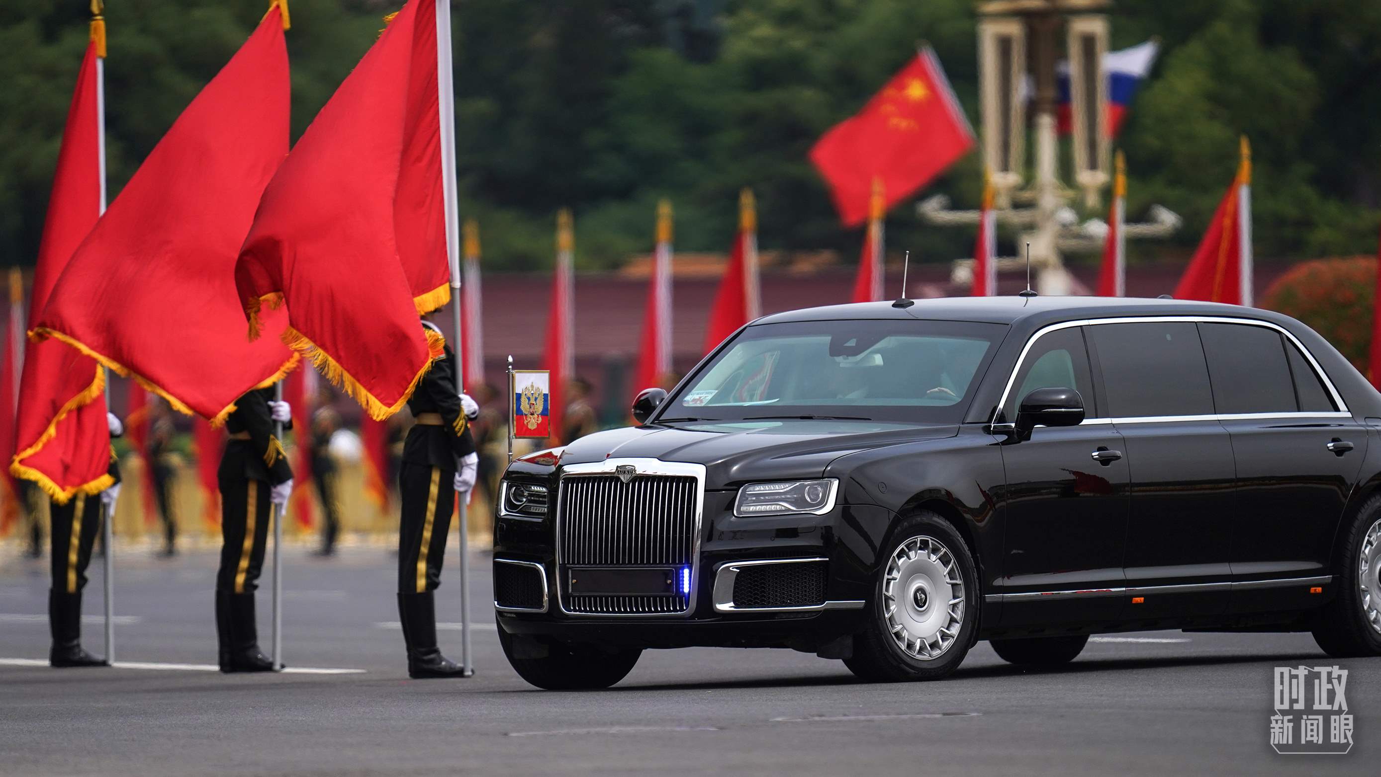 △普京總統(tǒng)乘車抵達(dá)歡迎儀式現(xiàn)場。（總臺國廣記者李晉拍攝）