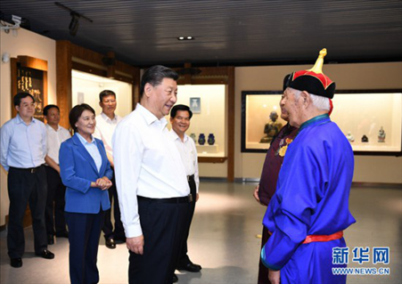 2019年7月15日，習(xí)近平總書記在赤峰博物館同古典民族史詩《格薩（斯）爾》非物質(zhì)文化遺產(chǎn)傳承人親切交談。