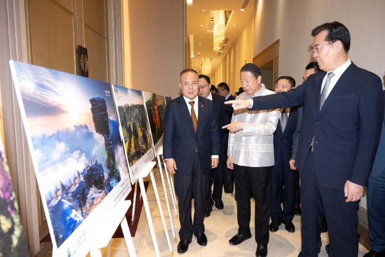 貴州省長(zhǎng)李炳軍（右一）向泰方介紹貴州旅游資源。泰國(guó)中華總商會(huì)供圖