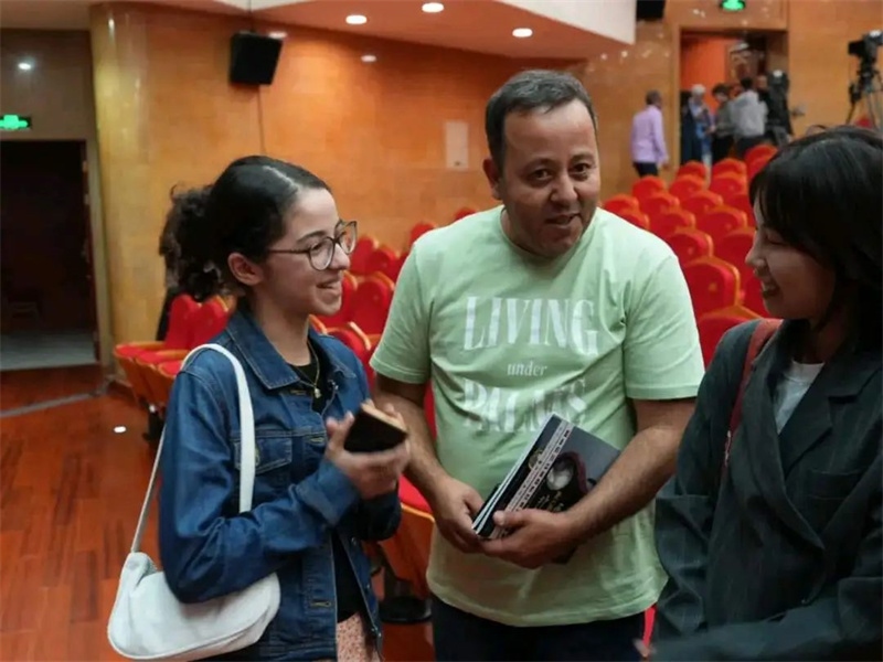 阿爾及利亞市民拉納·艾薩尼和她父親現(xiàn)場聆聽中阿交響樂演出 。蘇州交響樂團供圖