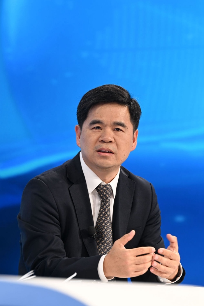 工業(yè)和信息化部運(yùn)行監(jiān)測(cè)協(xié)調(diào)局副局長(zhǎng)何海林在“中國(guó)經(jīng)濟(jì)圓桌會(huì)”錄制現(xiàn)場(chǎng)交流發(fā)言。新華社記者 金良快 攝