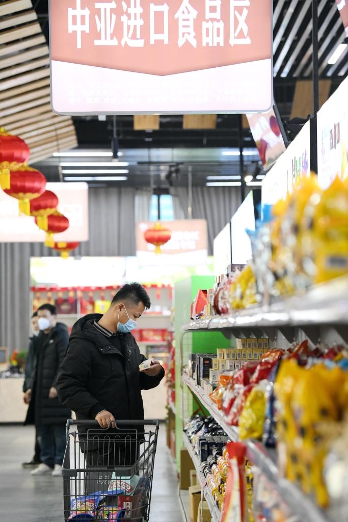在位于西安浐灞國際港的愛菊健康生活體驗(yàn)館，消費(fèi)者挑選中亞進(jìn)口食品。新華社記者李一博 攝