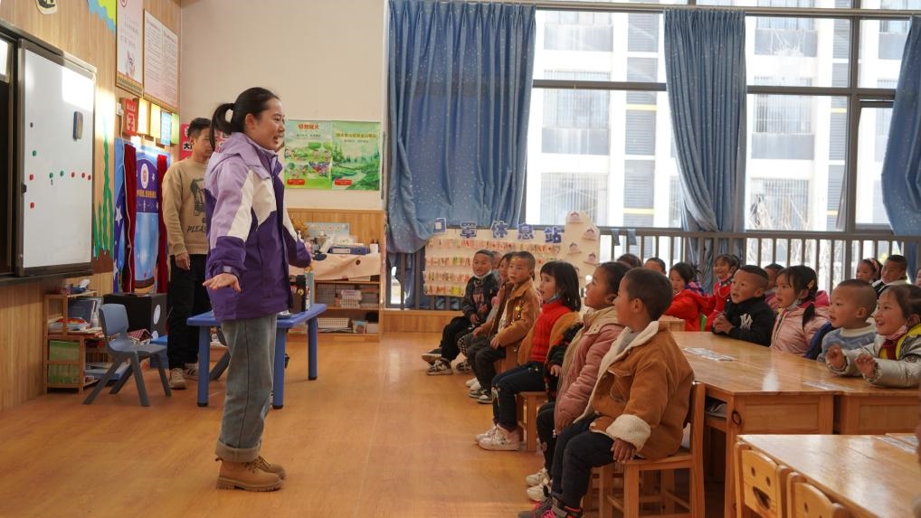  孩子們?cè)谡延X(jué)縣易地扶貧搬遷縣城集中安置點(diǎn)沐恩邸社區(qū)幼兒園上課。新華社記者 尹恒 攝