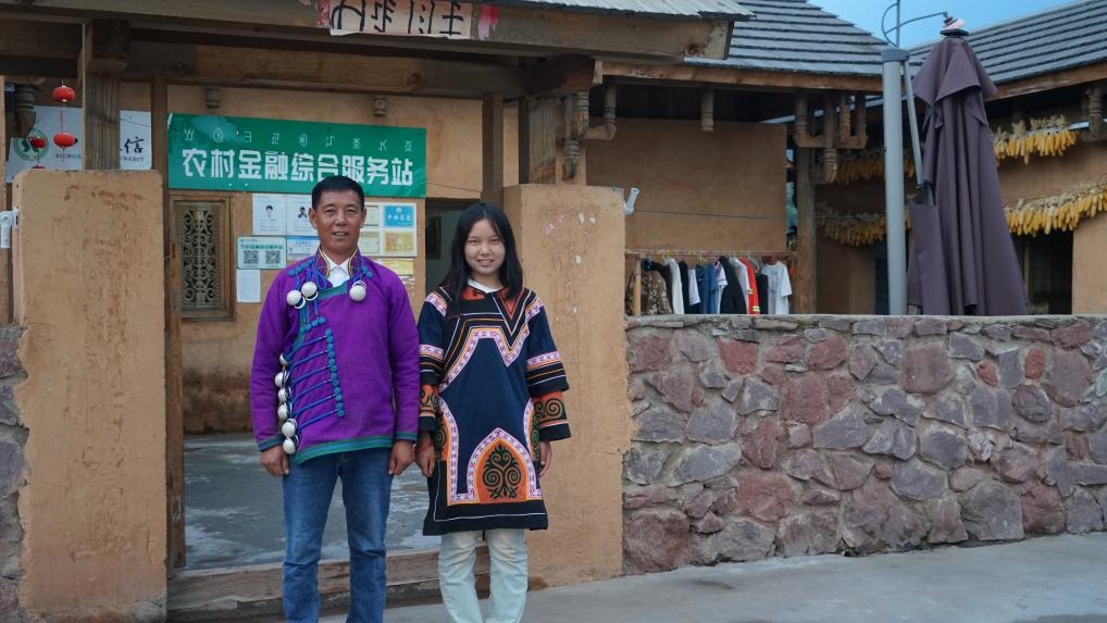 吉好有果和父親吉好也求在三河村新家合影。新華社記者 尹恒 攝
