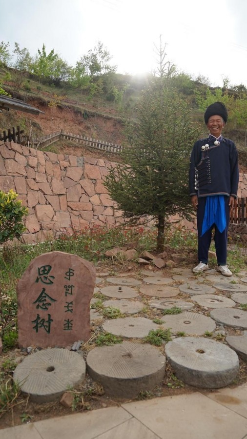 吉地爾子站在“思念樹(shù)”前。新華社記者 尹恒 攝