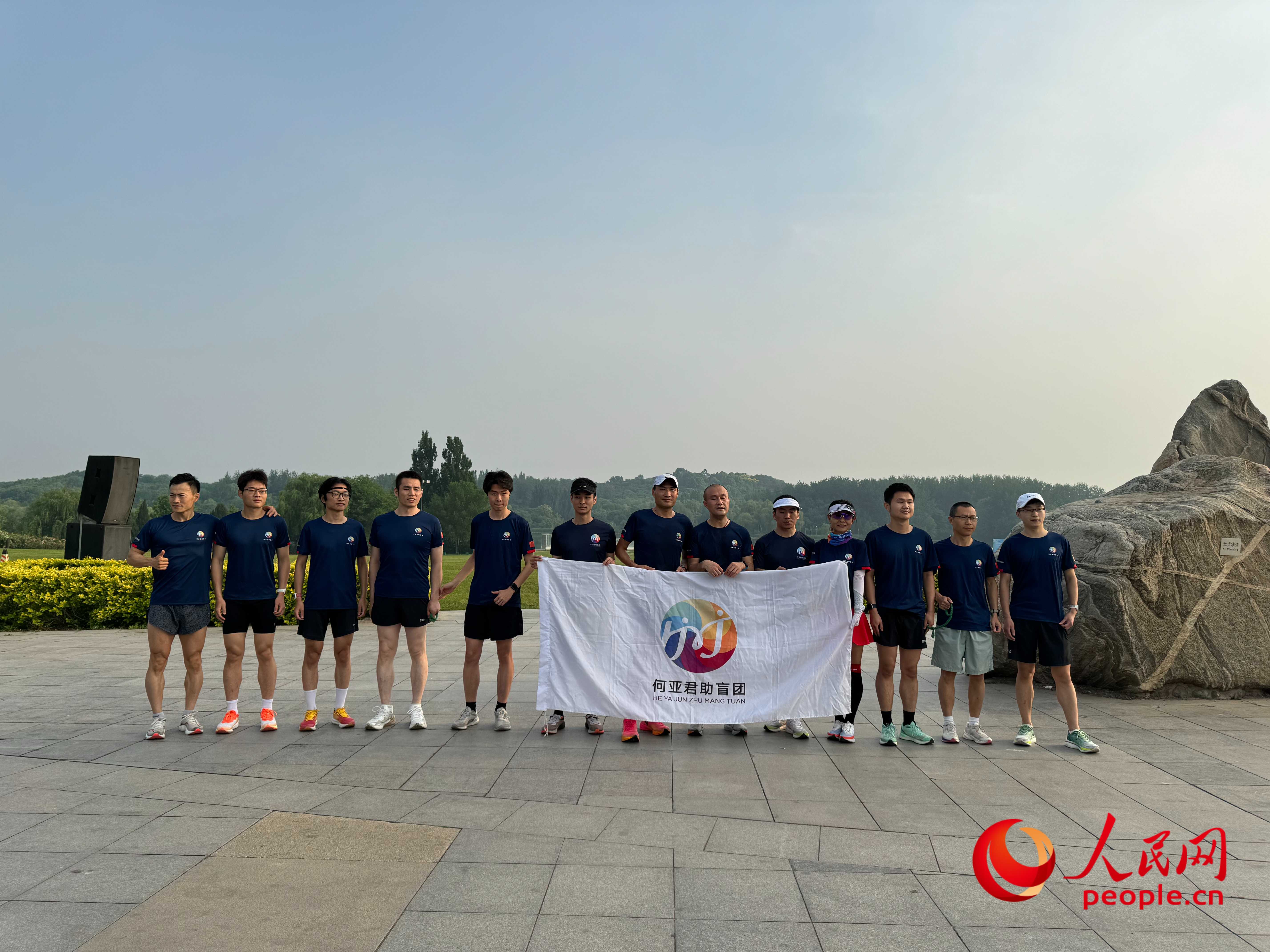 何亞君助盲團的部分成員合影。人民網(wǎng) 周靜圓攝