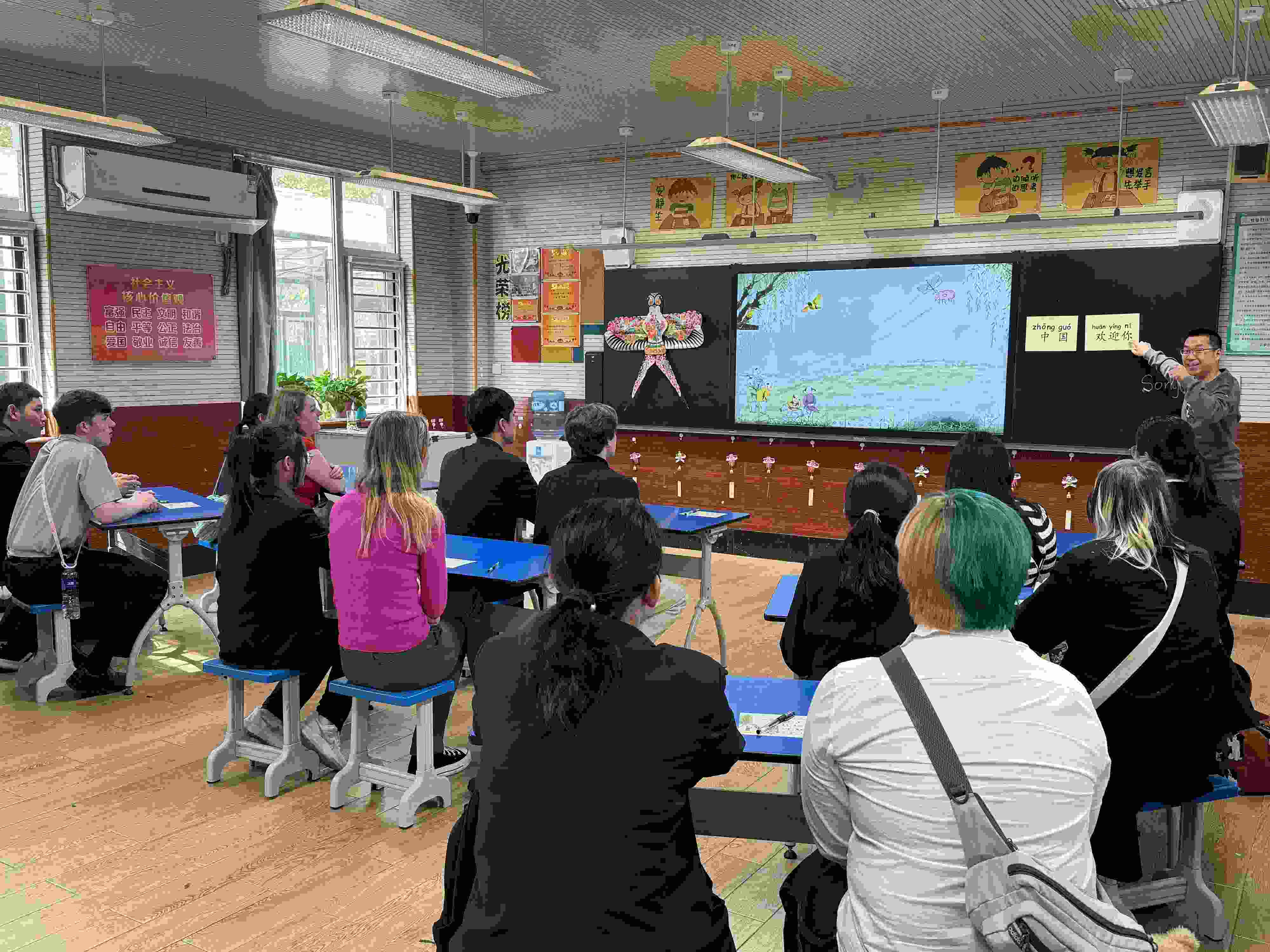 2024年4月20日，美國艾奧瓦州馬斯卡廷高中“友誼傳承”研學(xué)團(tuán)來到石家莊外國語學(xué)校，中美學(xué)生同上一節(jié)中文課。