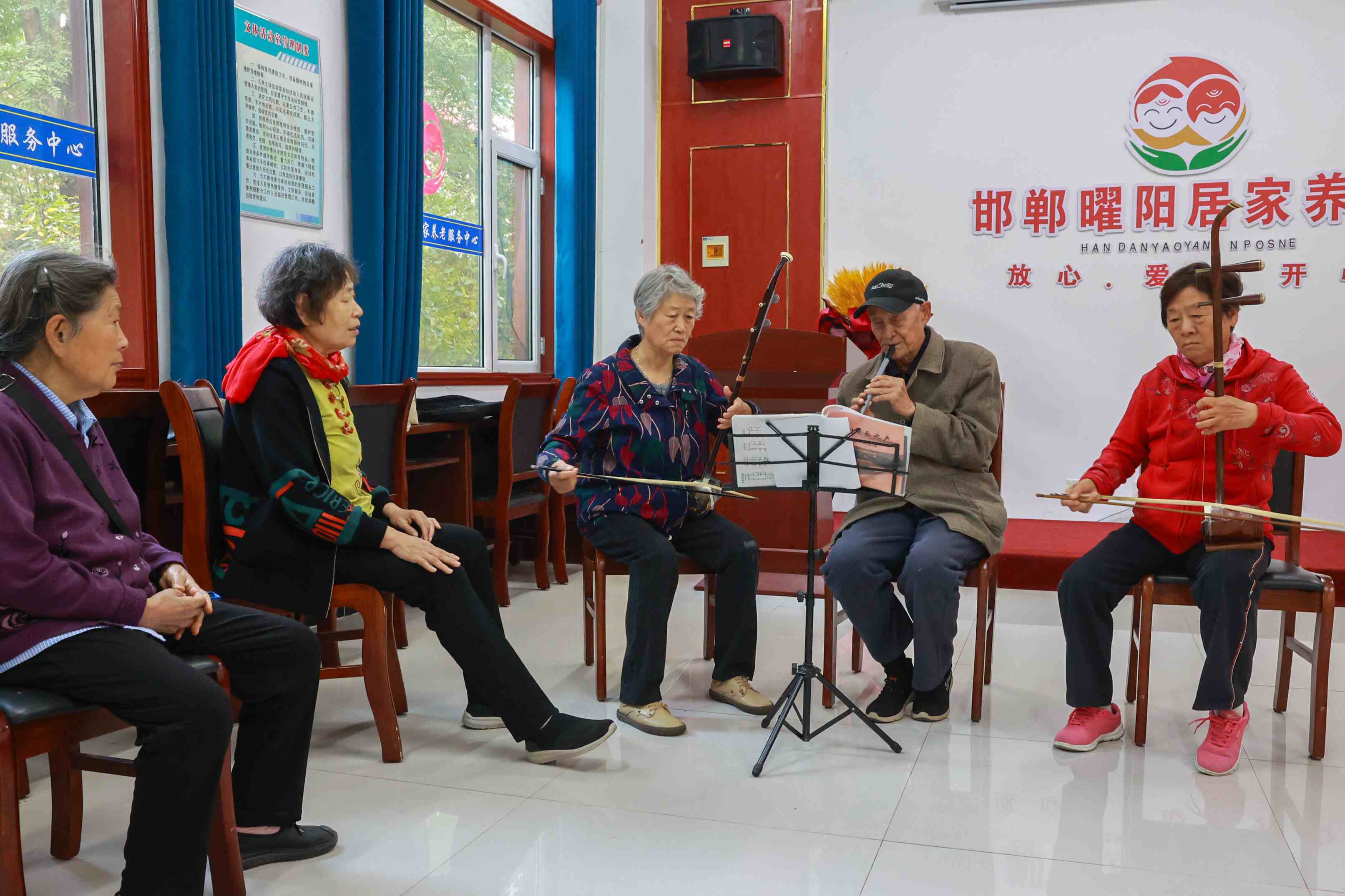 △ 近年來，在以習(xí)近平同志為核心的黨中央堅強(qiáng)領(lǐng)導(dǎo)下，從探索建立國家基本養(yǎng)老服務(wù)清單制度，到構(gòu)建居家社區(qū)機(jī)構(gòu)相協(xié)調(diào)的“中國式”養(yǎng)老服務(wù)體系，再到理順養(yǎng)老服務(wù)監(jiān)管機(jī)制，一項項養(yǎng)老服務(wù)領(lǐng)域改革“實招”“硬招”不斷落地見效。圖為河北省邯鄲市邯山區(qū)曜陽養(yǎng)老服務(wù)中心內(nèi)，老人在學(xué)習(xí)樂器演奏。