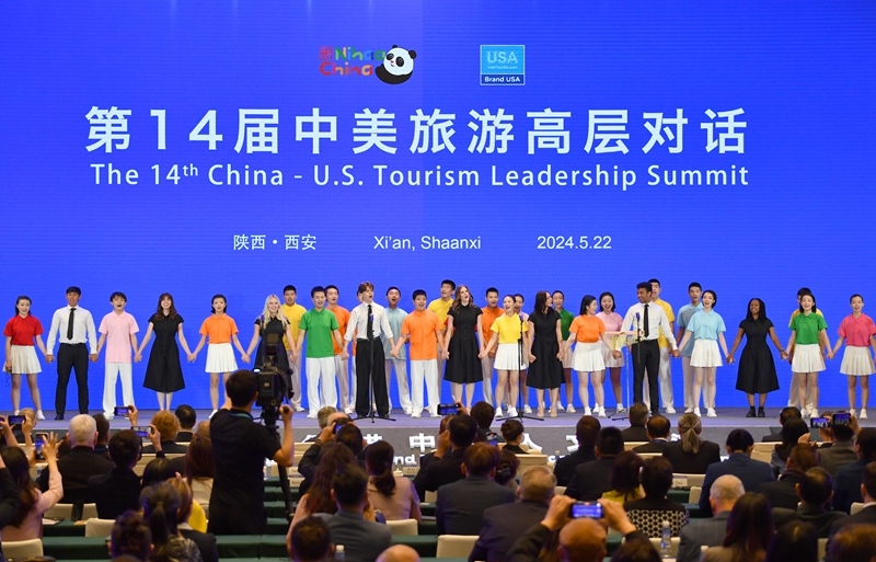 2024年5月22日，中美兩國學(xué)生在第14屆中美旅游高層對話開幕式上合唱。