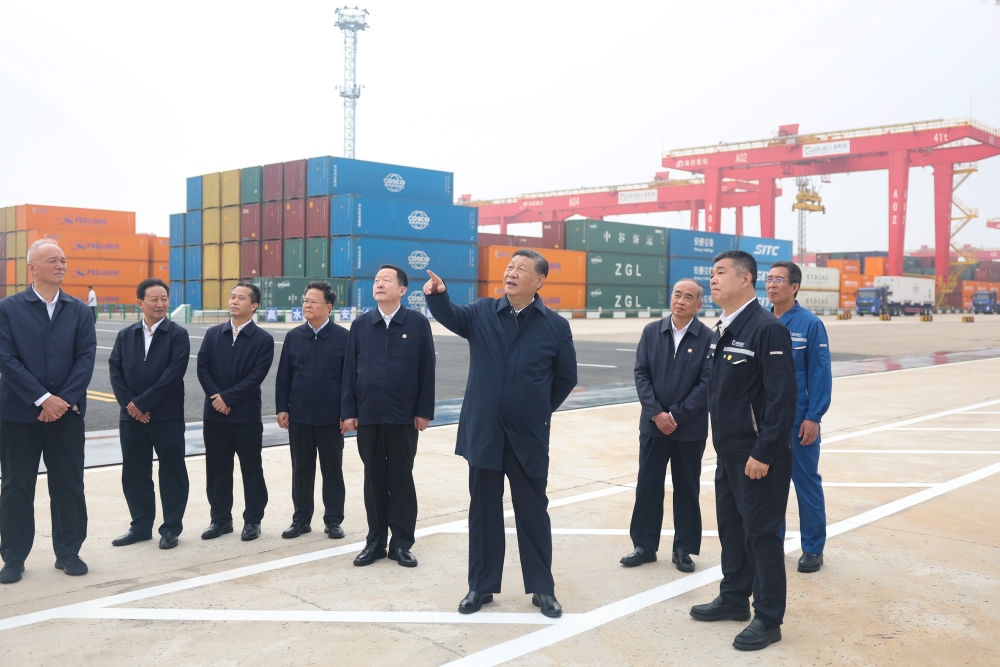 5月22日下午，習近平總書記在山東省日照市考察調(diào)研。他來到日照港，了解當?shù)赝七M港口智慧化綠色化建設、擴大對外開放等情況。