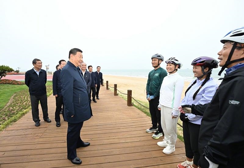 5月22日，在山東日照考察調(diào)研的習(xí)近平總書記來到陽光海岸綠道，和騎行愛好者親切交流。
