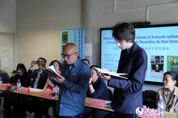 法國學(xué)子與作家韓東共讀小說選段。人民網(wǎng)記者 于超凡攝