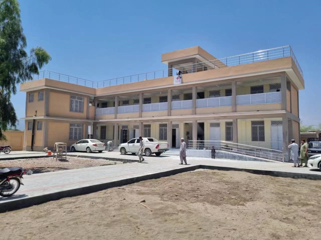 修建完成的新校舍。中鐵十七局集團供圖
