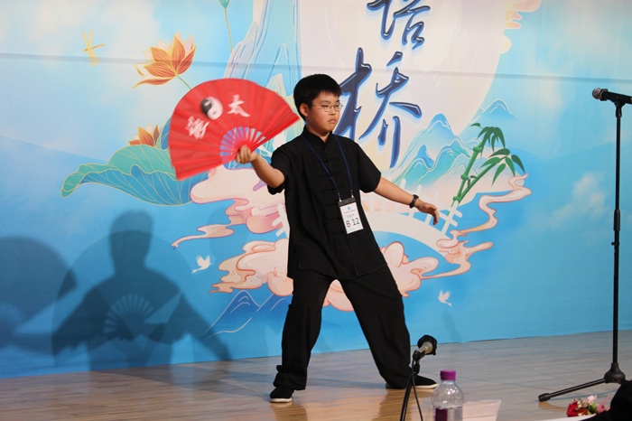 參賽選手在比賽中進(jìn)行中華才藝展示。