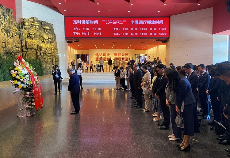 創(chuàng)價(jià)學(xué)會(huì)會(huì)長(zhǎng)原田稔及青年代表團(tuán)向中國人民抗日戰(zhàn)爭(zhēng)紀(jì)念館敬獻(xiàn)花籃。中國人民抗日戰(zhàn)爭(zhēng)紀(jì)念館供圖
