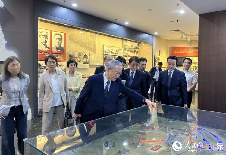 創(chuàng)價(jià)學(xué)會(huì)會(huì)長(zhǎng)原田稔（中）與青年代表團(tuán)成員訪問中國人民抗日戰(zhàn)爭(zhēng)紀(jì)念館。人民網(wǎng)記者 陳思攝