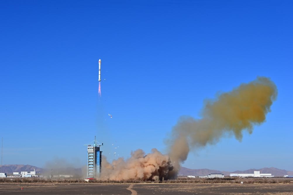 2023年12月4日，中國在酒泉衛(wèi)星發(fā)射中心使用長征二號丙運載火箭，成功將援埃及二號衛(wèi)星發(fā)射升空，衛(wèi)星順利進入預定軌道，發(fā)射任務獲得圓滿成功。新華社發(fā)（汪江波 攝）