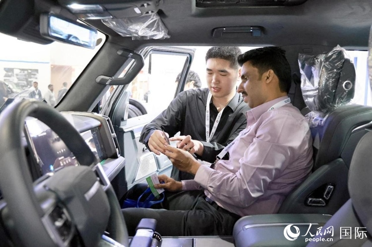客戶在了解中國產(chǎn)汽車。人民網(wǎng)記者 管克江攝