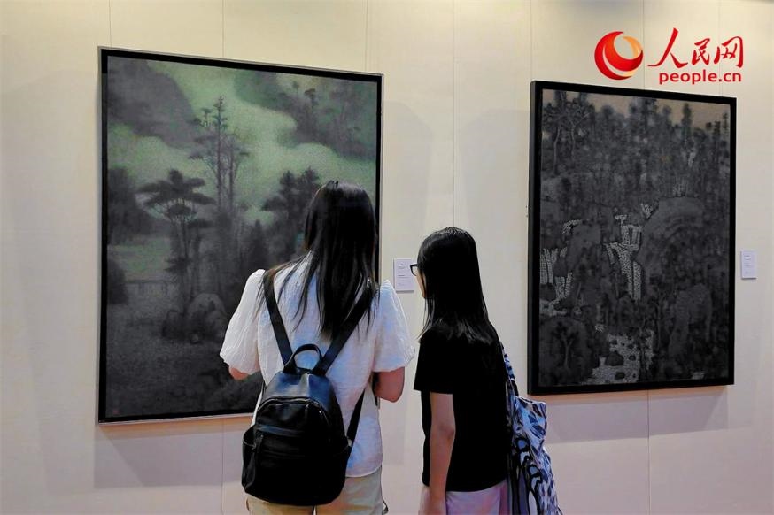 觀眾正在觀賞王秦生畫作《云山幽趣》。人民網(wǎng)記者 劉微攝