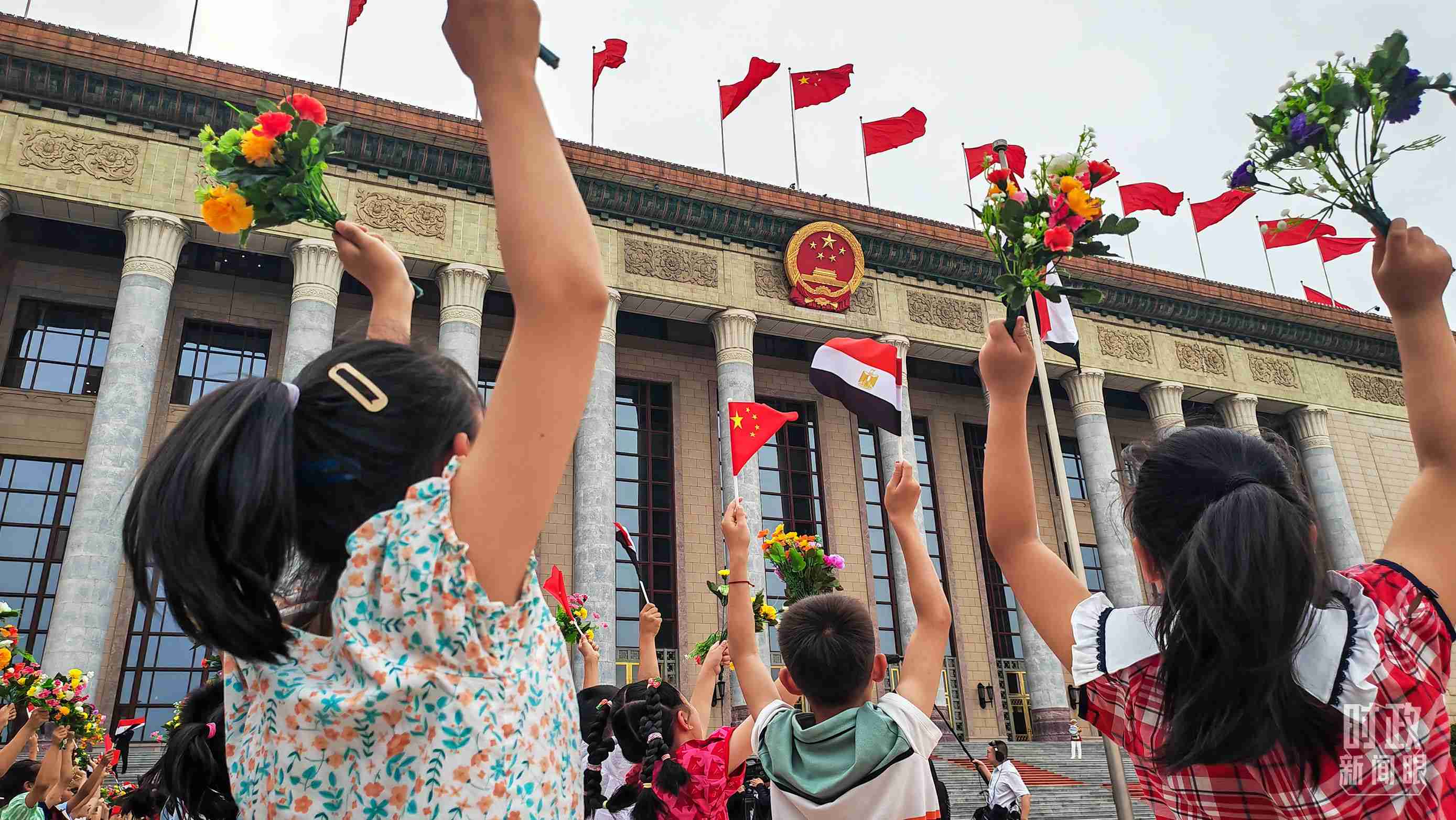 △5月29日下午，習(xí)近平主席舉行儀式歡迎埃及總統(tǒng)塞西訪華。圖為歡迎儀式現(xiàn)場的少年兒童。（總臺央視記者劉琦拍攝）