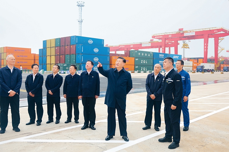 2024年5月22日至24日，中共中央總書記、國(guó)家主席、中央軍委主席習(xí)近平在山東考察。這是22日下午，習(xí)近平在日照港察看全自動(dòng)化集裝箱碼頭作業(yè)場(chǎng)景。 新華社記者 鞠鵬/攝