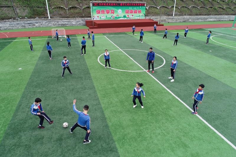 陜西安康平利縣老縣鎮(zhèn)中心小學(xué)的學(xué)生在操場(chǎng)上踢球。