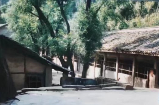 這是之江小學(xué)的前身——四川省南充市嘉陵區(qū)一所山區(qū)小學(xué)的校舍（資料照片翻拍）。