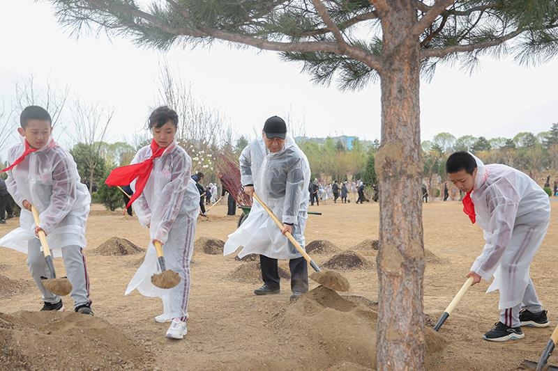 2023年4月4日，習(xí)近平總書(shū)記來(lái)到北京市朝陽(yáng)區(qū)東壩中心公園參加首都義務(wù)植樹(shù)活動(dòng)。這是總書(shū)記同孩子們一起植樹(shù)。