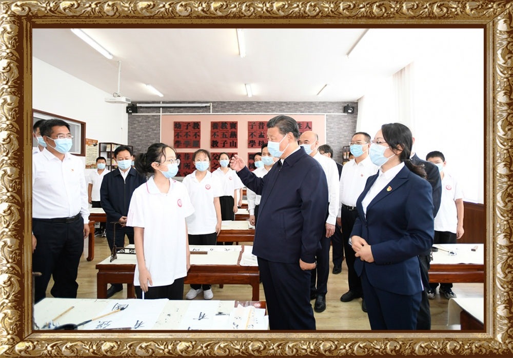 2021年9月13日至14日，習近平總書記在陜西省榆林市考察。14日上午，習近平在綏德實驗中學考察時，同正在練習書法的學生親切交流。