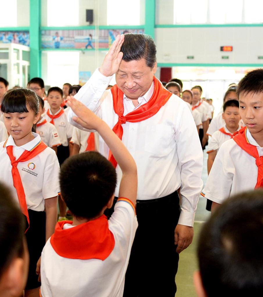 2014年5月30日，習(xí)近平總書(shū)記來(lái)到北京市海淀區(qū)民族小學(xué)，參加慶?！傲弧眹?guó)際兒童節(jié)活動(dòng)。新華社記者 李濤 攝