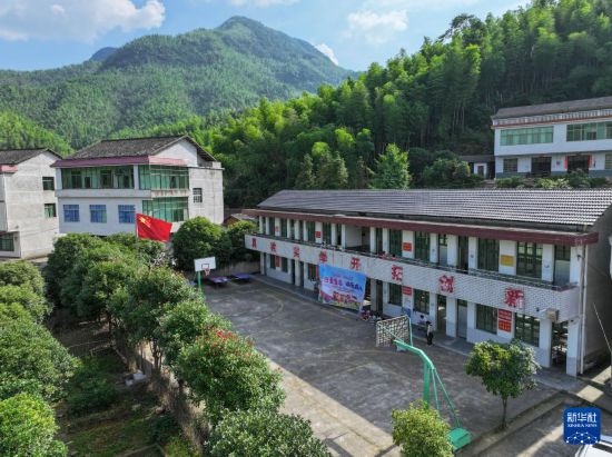 這是5月28日拍攝的湖南省衡陽市衡陽縣岣嶁鄉(xiāng)妙溪小學(xué)（無人機照片）。
