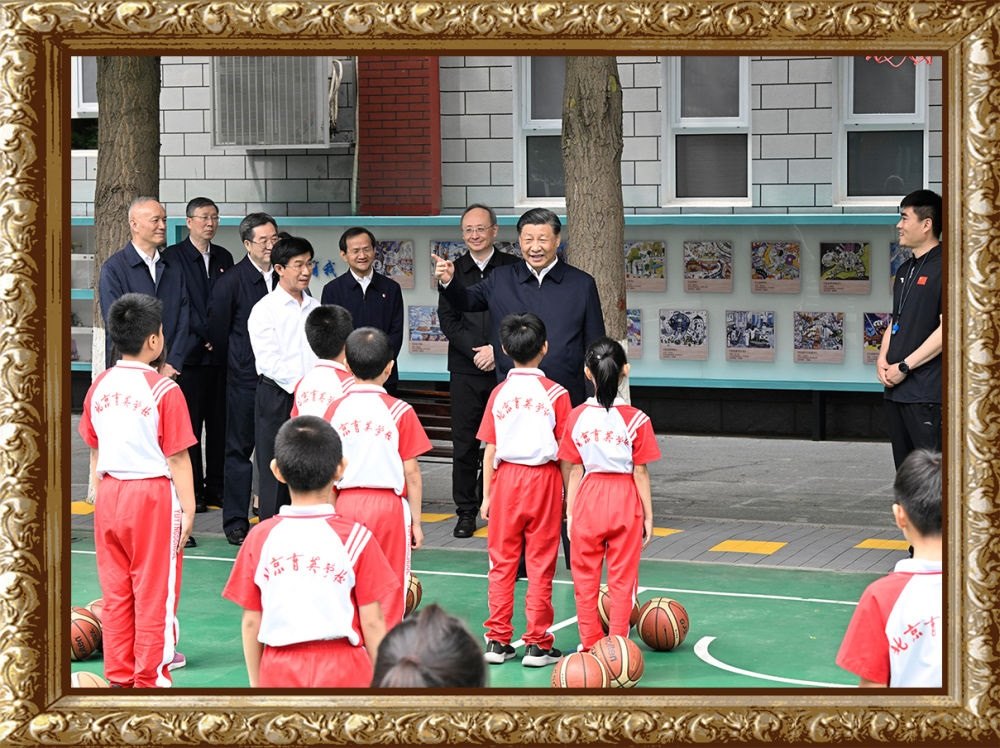 2023年5月31日上午，習近平總書記來到北京育英學?？赐繂枎熒?，在籃球場同正在上體育課的小學生們親切交流。習近平親切地說：“現(xiàn)在生活條件好了，孩子們不是要吃得胖胖的，而是要長得壯壯的、練得棒棒的?！? width=