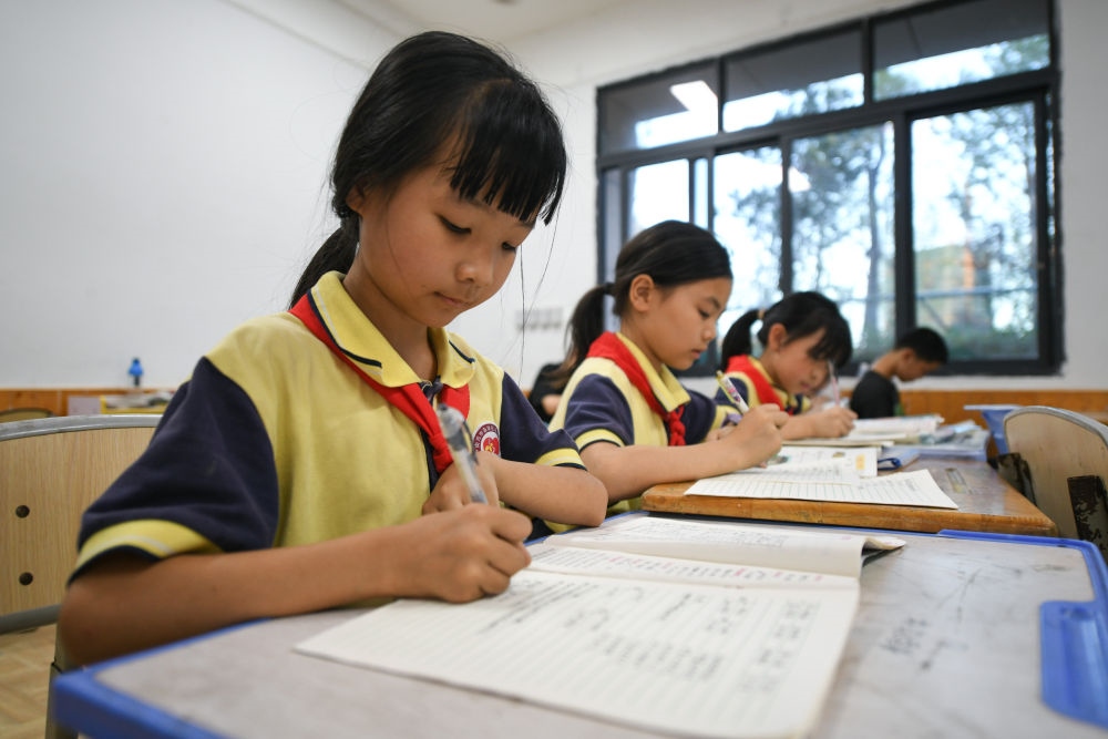 5月30日，學(xué)生在之江小學(xué)“留守兒童之家”寫作業(yè)。
