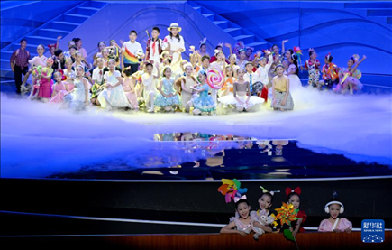 6月1日，演員在“我和祖國一起成長”主題演出活動中表演。新華社記者 金良快 攝