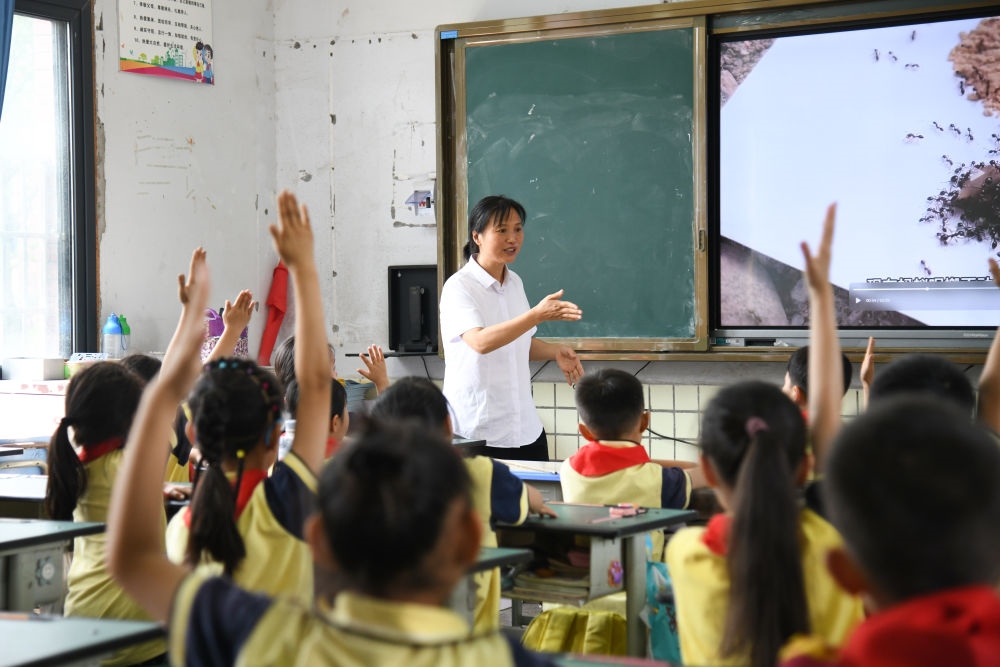 5月31日，學(xué)生在科學(xué)課上與老師互動(dòng)。新華社記者 胥冰潔 攝