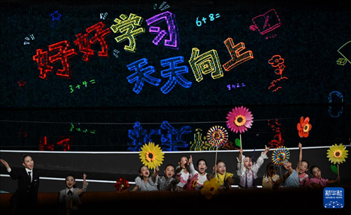 6月1日，演員在“我和祖國一起成長”主題演出活動中表演。新華社記者 金良快 攝