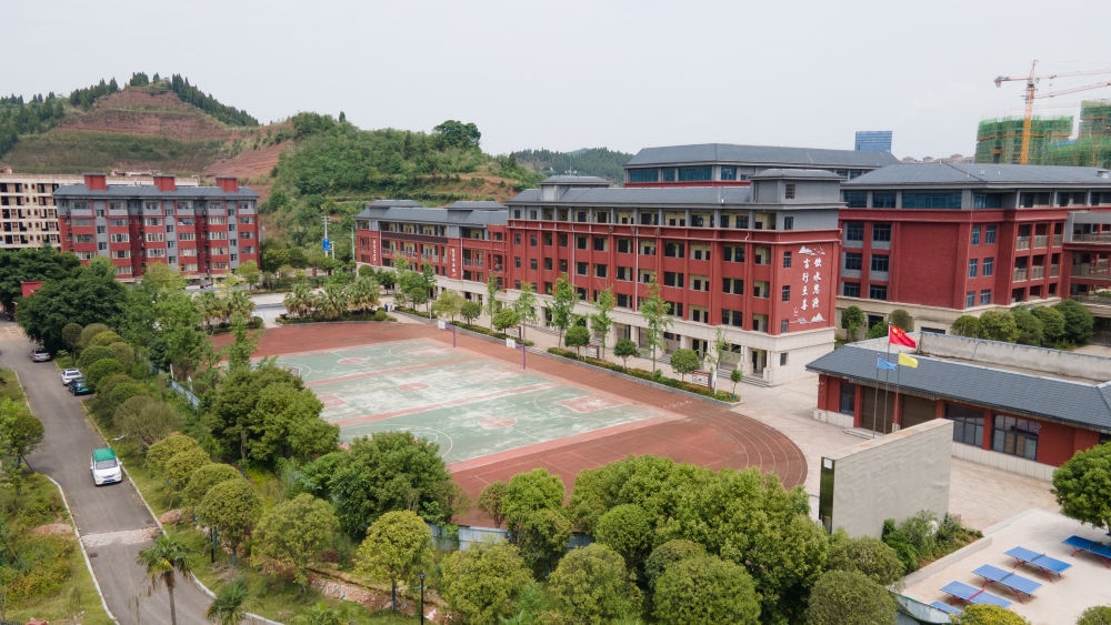 這是5月31日拍攝的之江小學(xué)校園（無人機(jī)照片）。新華社記者 胥冰潔 攝