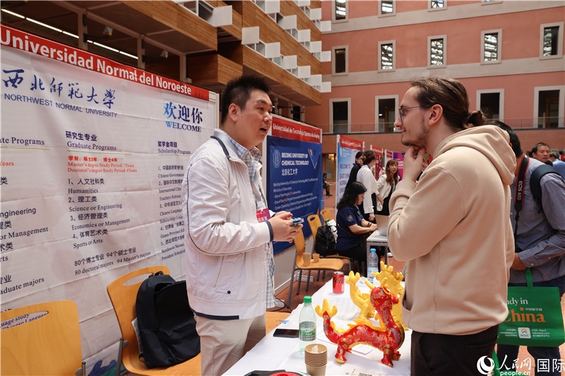 西班牙應(yīng)屆畢業(yè)生在展臺(tái)前咨詢。人民網(wǎng)記者 顏歡攝